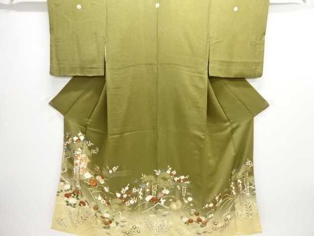 縮緬地屋敷に草花模様刺繍三ツ紋色留袖（比翼付き）